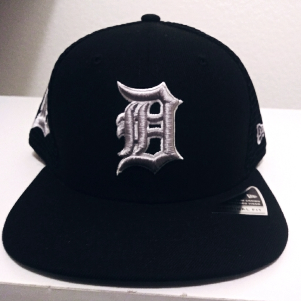OFFICIAL MLB DETROIT TIGERS SNAPBACK HAT (BRAND NEW)